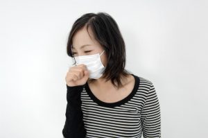 咳をする女性