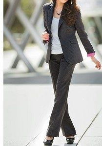 ガチ記事スラッとしたパンツスーツ