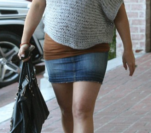 ガチ記事用太ももがすれる女性