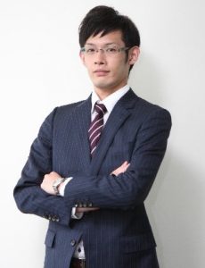 ガチ記事見ている男性