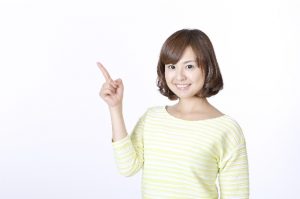 指さしの女性