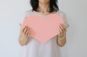 ハートを抱える女性