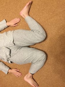 ぺちゃんこ座り寝